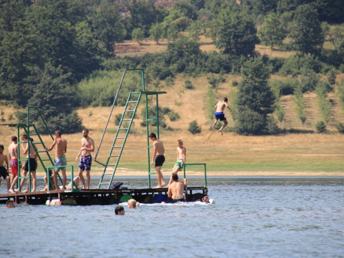 FOTO/VIDEO: Ramci spas od vrućina pronašli na Ramskom jezeru