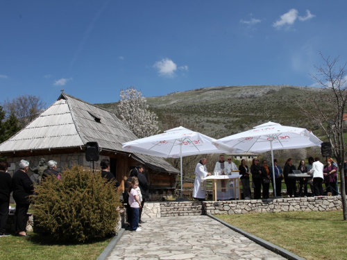 FOTO: Druženje Rumbočana i sv. misa na Zahumu