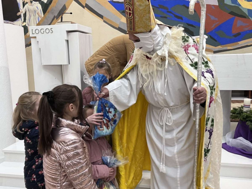 FOTO: Sv. Nikola razveselio djecu na Orašcu