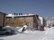 Vatrogasci u akciji čišćenja snijega s krovova
