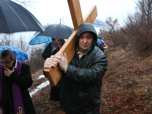 FOTO: Provincijal fra Lovro Gavran predvodio misu i Križni put na Uzdolu