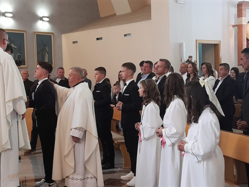 FOTO: Krizma i prva pričest u župi Uzdol