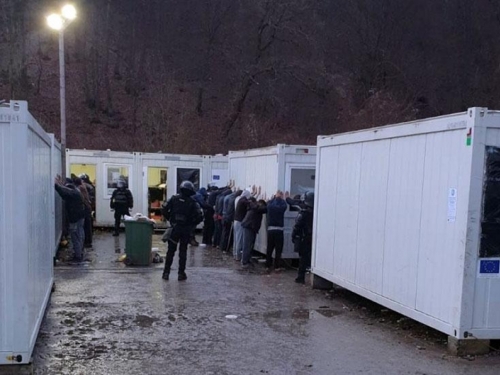 Pretres u kampu: 17 migranata bit će protjerano iz BiH