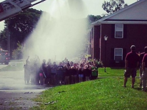 Vatrogasce stresla struja dok su studente polijevali vodom