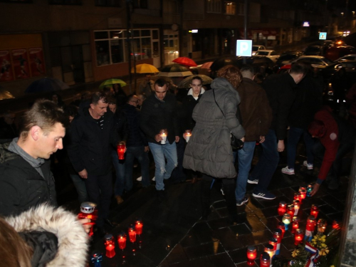 FOTO: Paljenjem svijeća u Prozoru odana počast Anti Pavloviću