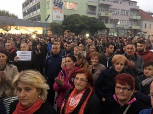 Građani Bihaća prosvjedovali zbog migranata i zatražili gradonačelnikovu smjenu