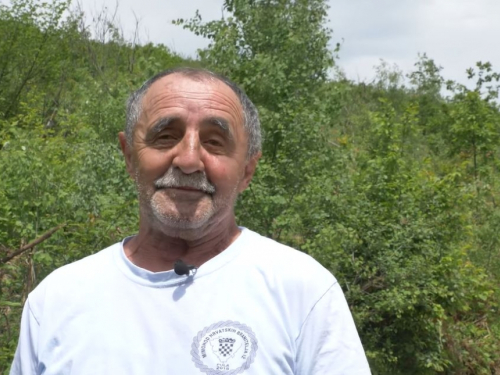 Ima dvije kuće, ali živi u šumi