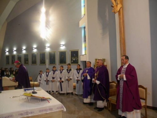 FOTO: Mons. dr. Pero Sudar predvodio misu i Križni put na Uzdolu