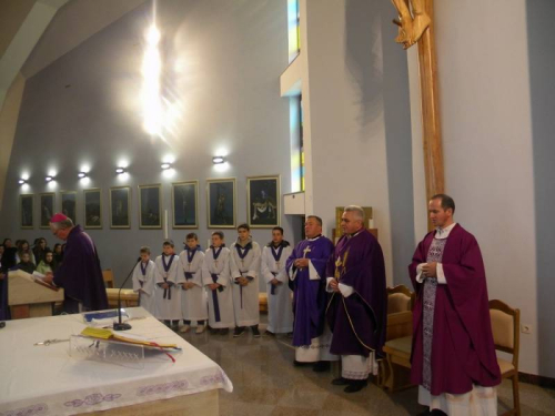 FOTO: Mons. dr. Pero Sudar predvodio misu i Križni put na Uzdolu