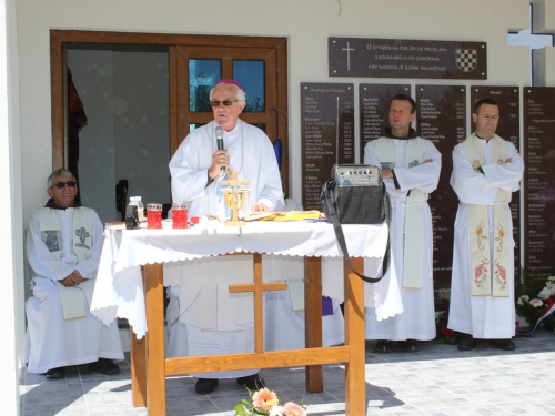 FOTO/VIDEO: Biskup Pero Sudar na Proslapu blagoslovio Spomen ploče