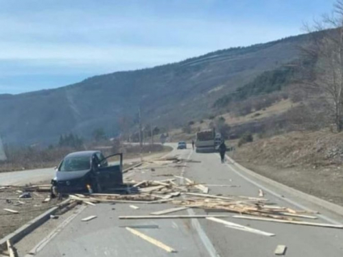 U prometnoj nesreći u Šujici sudjelovala tri vozila