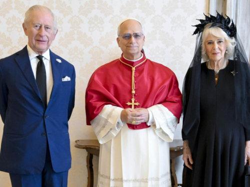 Povijesni trenutak u Vatikanu. Kralj Charles i papa zajedno molili