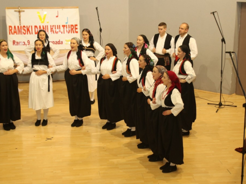 FOTO/VIDEO: Večer folklora u Prozoru