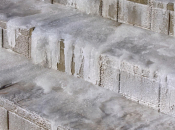 Kako ukloniti led bez soli: jednostavno rješenje koje neće oštetiti stepenice