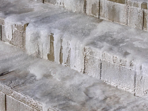 Kako ukloniti led bez soli: jednostavno rješenje koje neće oštetiti stepenice