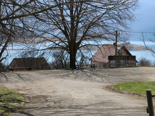 OGLAS: Prodaju se dva stambena prostora od po 200 m² u Rumbocima