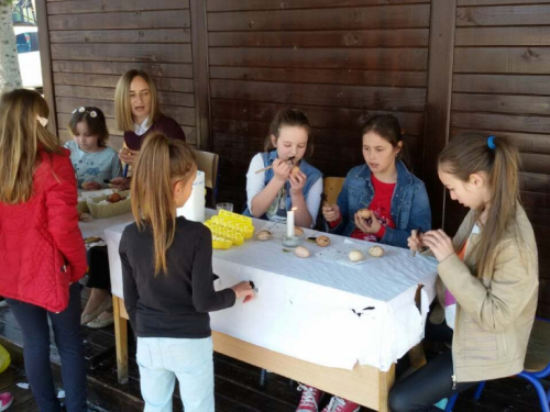 FOTO: Održana radionica tradicionalnog šaranja uskrsnih jaja