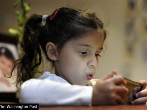 Znanstvenici savjetuju: Nemojte davati djeci mobitel umjesto igračke