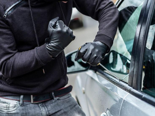 Poljaci na ljetovanju na Makarskoj rivijeri krali auto dijelove, šteta 150 tisuća eura