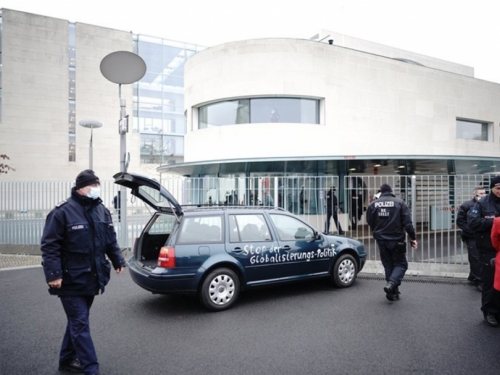 Automobil se zabio u ogradu ispred ureda Angele Merkel, oglasila se i policija