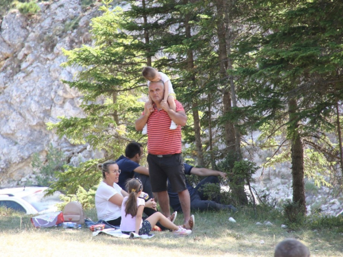 FOTO: Na Vranu služena sv. misa za poginule duvandžije