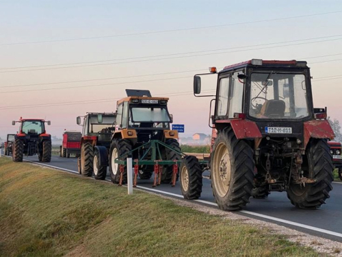 Poljoprivrednici jutro dočekali na cesti: Najavljena blokada granice