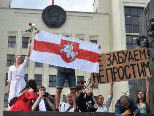 Bjelorusija: Policija spustila štitove pred demonstrantima