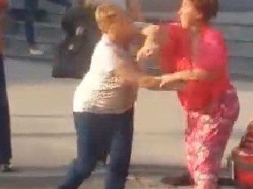 VIDEO: Zbog prava prvenstva na semaforu u Sarajevu se potukle dvije žene