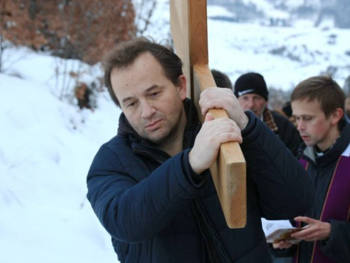 FOTO: Vlč. Ivan Karača predvodio Križni put na Uzdolu