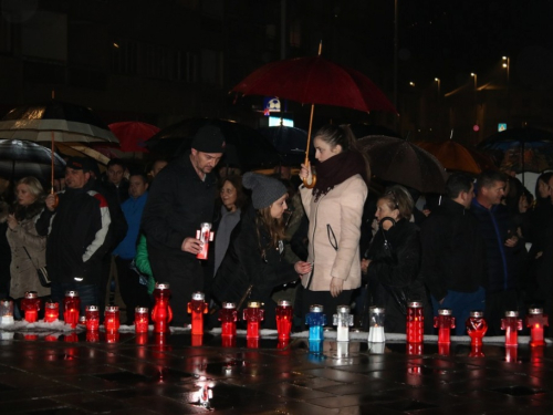 FOTO: U Prozoru zapaljene svijeće za tragično preminulog generala Slobodana Praljka