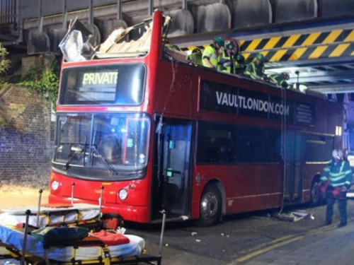 Autobus na kat udario u nadvožnjak i ostao bez gornjeg dijela