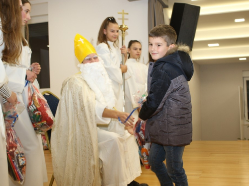 FOTO: Sv. Nikola razveselio mališane u Rumbocima