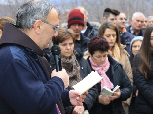 FOTO: Fra Andrija Jozić predvodio križni put na Uzdolu