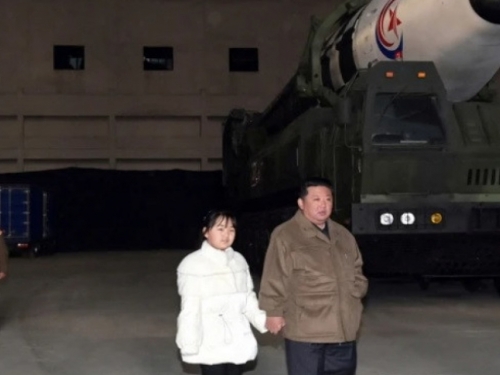 Sjevernokorejski Kim s kćeri na testiranju balističke rakete