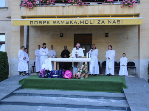 FOTO: Započela trodnevnica u župi Rama-Šćit, prvašići darovani prigodnim darovima