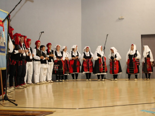 FOTO: U Prozoru održana večer folklora