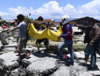Broj poginulih u potresu u Indoneziji povećan na 2.010