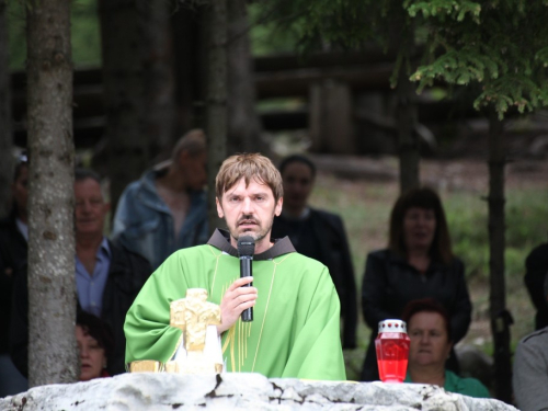 FOTO: Na Vranu služena sv. misa za poginule duvandžije