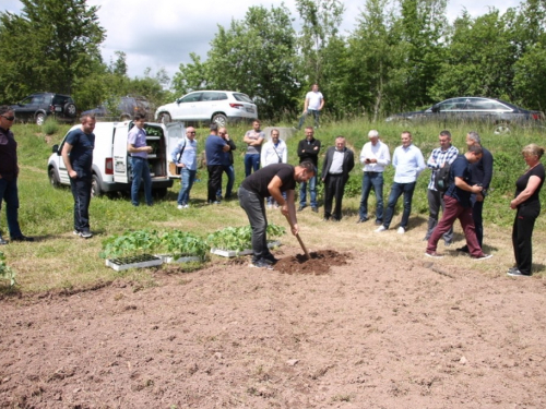 FOTO: Udruga ''Naša zemlja'' Jurići započela probnu poljoprivrednu proizvodnju