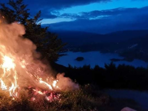 FOTO: Paljenjem svitnjaka Rama dočekuje sv. Ivu