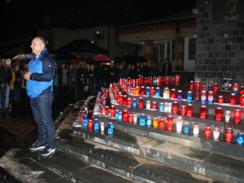 FOTO: U Prozoru zapaljene svijeće za tragično preminulog generala Slobodana Praljka