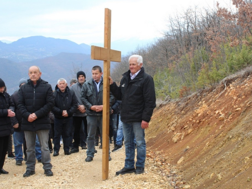 FOTO: Put križa na petu korizmenu nedjelju u župi Uzdol