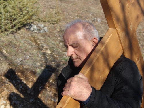 FOTO: Pobožnost križnog puta u župi Uzdol