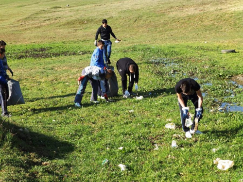 FOTO: Učenici u akciji čišćenja obale Ramskog jezera