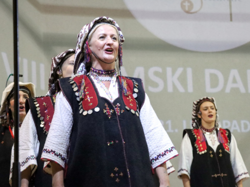 FOTO: Večer folklora u Domu kulture: Susret tradicije, glazbe i zajedništva