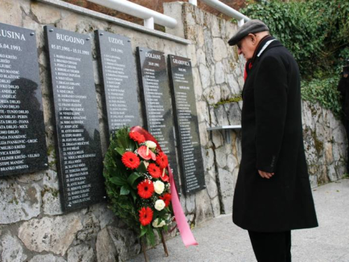 FOTO: Theodor Meron odao počast žrtvama na Uzdolu