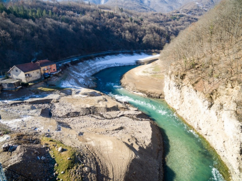 FOTO/VIDEO: Jablaničko jezero povuklo se iz Donje Rame