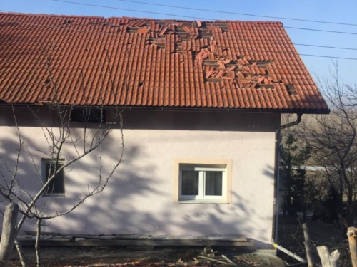 Tomislavgrad: Olujni vjetar nosio krovove, rušio drveća i električne stupove