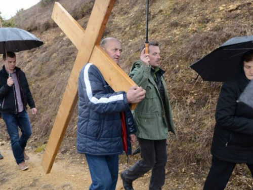 FOTO: Mons. dr. Pero Sudar predvodio misu i Križni put na Uzdolu