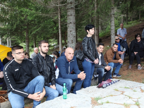 FOTO: Na Vranu služena sv. misa za poginule duvandžije